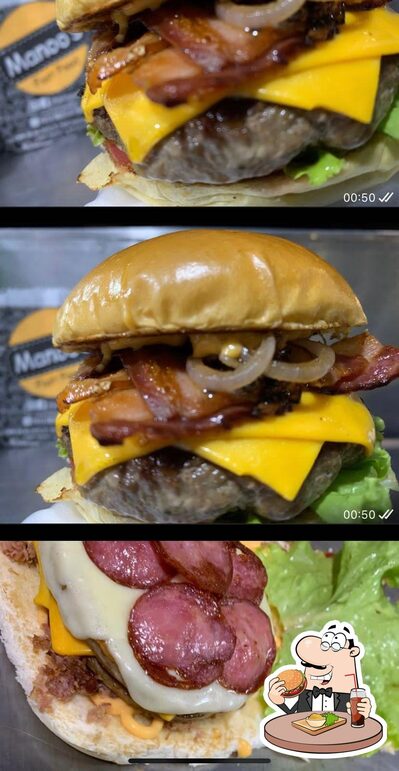 Peça um dos hambúrgueres disponíveis no Manoo's Fast Food