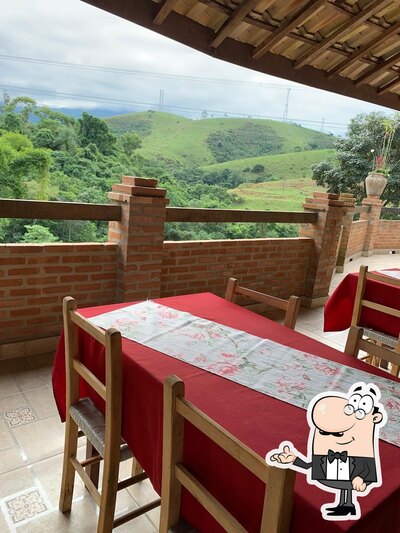 Sente em uma das mesas no 8 Irmãos - Restaurante