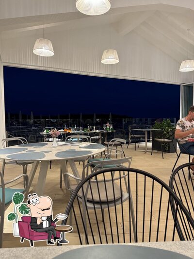 Siediti a un tavolo di Pool Bar & Restaurant Oliva