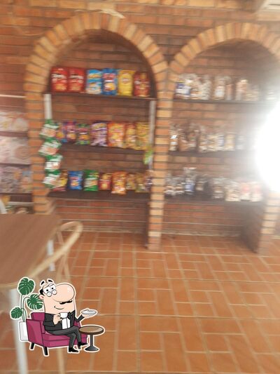 Sente em uma das mesas no Restaurante Rota da Amizade