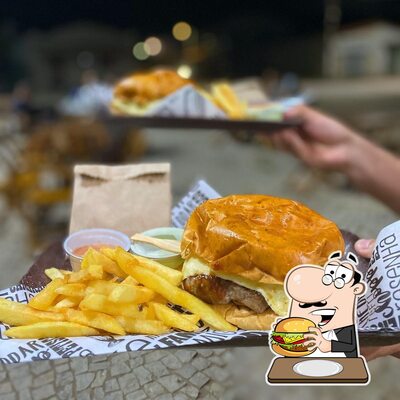 MK LANCHES serve uma variedade de opções para os amantes dos hambúrgueres