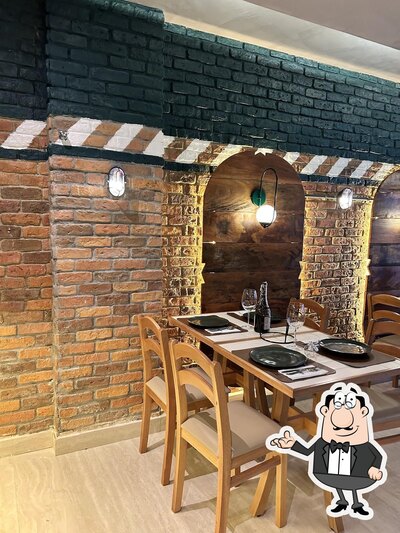 Sente em uma das mesas no Bratza Pizzaria Barra Mall