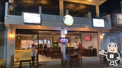 Sente em uma das mesas no Restaurante 2Por2 du mar