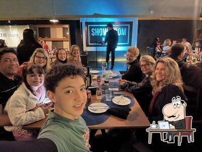 Sente em uma das mesas no Show Room Steakhouse
