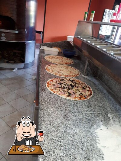 A Pizzeria Vecchio Amico, puoi assaggiare una bella pizza