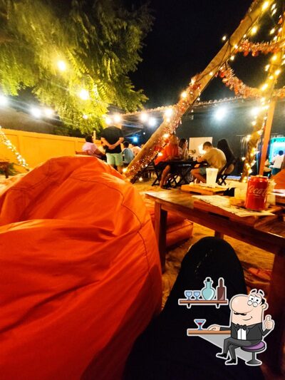 O interior do Wolf Roots Burger e Pizza Iguape