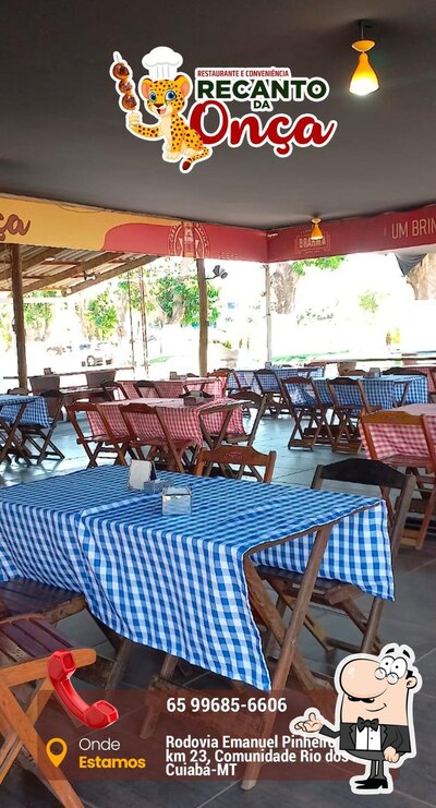Sente em uma das mesas no Restaurante e Conveniência Recanto da Onça