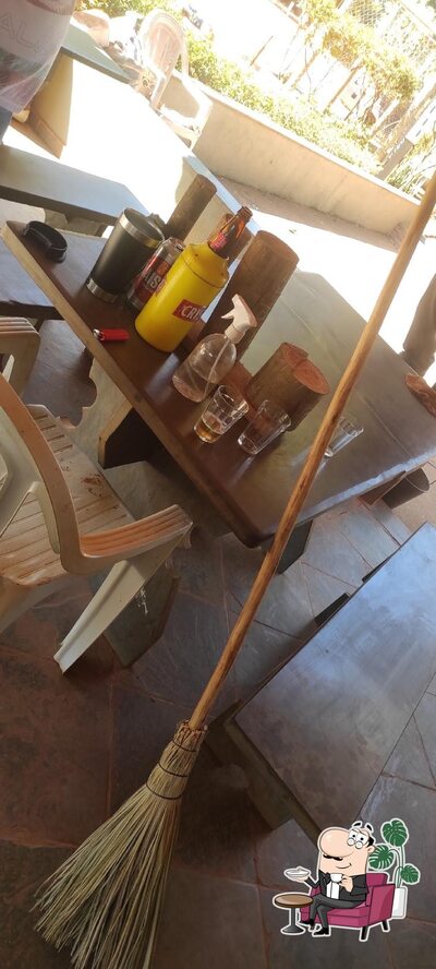 Sente em uma das mesas no BAR DO JAPA