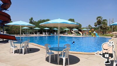 Sente em uma das mesas no Dedé Lanches Park