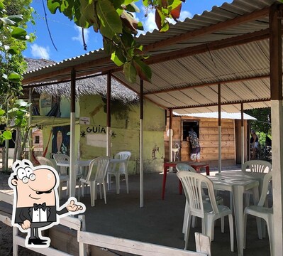 Sente em uma das mesas no Restaurante recanto da paz