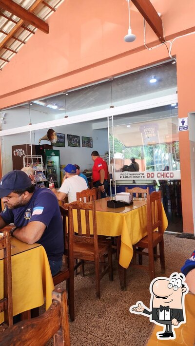 Sente em uma das mesas no Restaurante do Chico