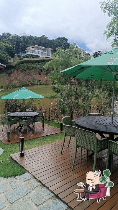 Sente em uma das mesas no Due Fratelli Petiscaria e Choperia