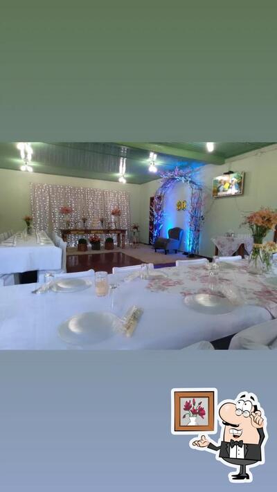 Sente em uma das mesas no PITCHI RESTAURANTE E INDUSTRIA DE EMBUTIDOS