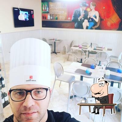 Gli interni di Bar Tutto Apposto