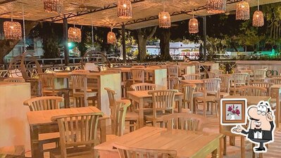Sente em uma das mesas no Garden Mandarim