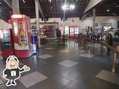 Sente em uma das mesas no Posto do Café Recreio