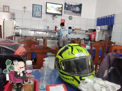 Sente em uma das mesas no Restaurante Santa Bárbara