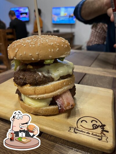 Peça um dos hambúrgueres servidos no Fontes do Sabor Lud House