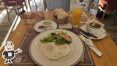 Installez-vous à l'une des tables de Paul Harhoura