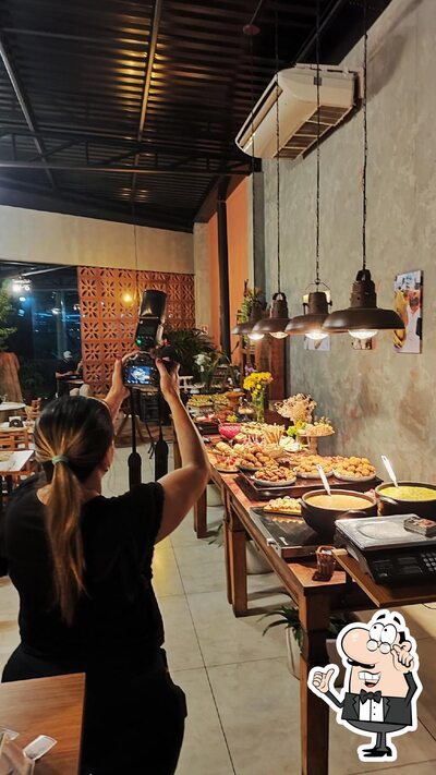 Sente em uma das mesas no Aquattro Ristorante e Caffe
