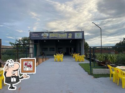 Sente em uma das mesas no Papa Tudo Lanches II