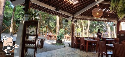 Sente em uma das mesas no Camurim Cozinha De Experiência
