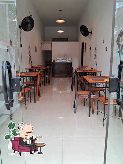 Sente em uma das mesas no Cafeteria Café com fé