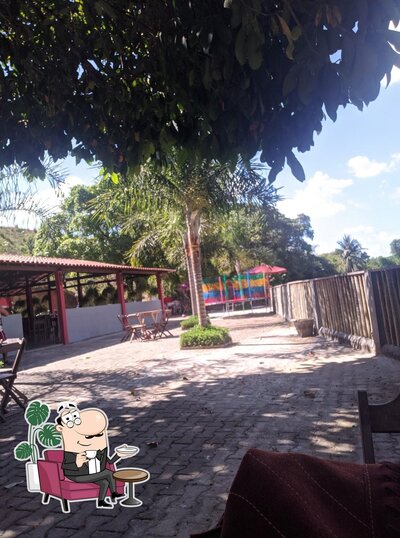Sente em uma das mesas no Restaurante Varanda