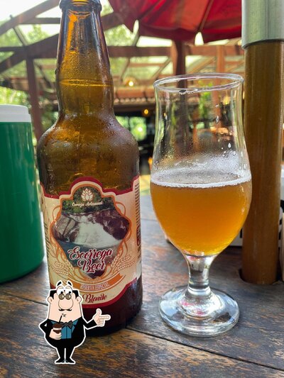 Desfrute de um drinque no Bar e Restaurante do Escorrega