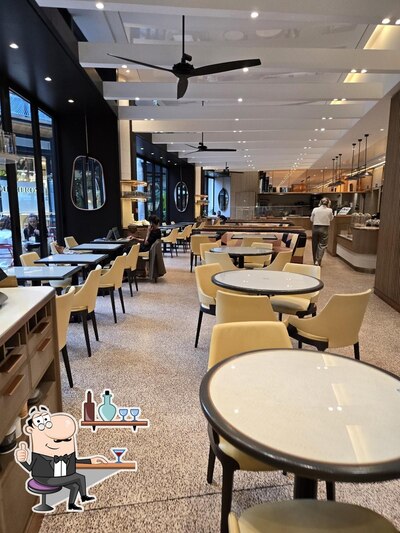 Installez-vous à l'une des tables de Mada One