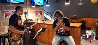 Veja imagens do interior do Old Street Bar e Tattoo