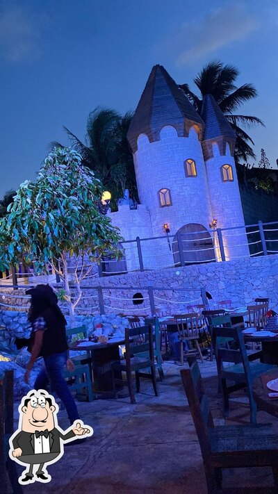 O interior do Reino Do Nunca Pizzaria Temática