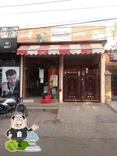 Enjoy the view at the outside area of Richi e Rich
