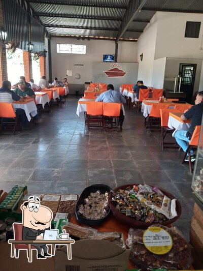 Sente em uma das mesas no Restaurante Recanto do Sul