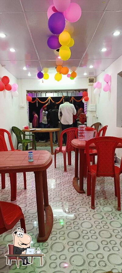 The interior of পারভিন বিরিয়ানি হাউস