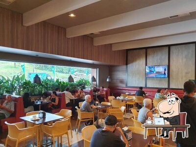 Sente em uma das mesas no Pelanda Restaurante