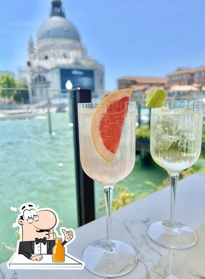 Goditi qualcosa da bere al ristorante Gio's