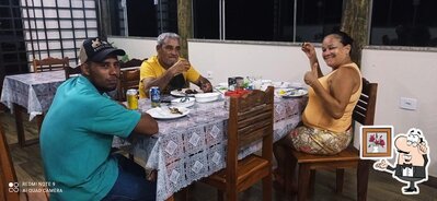 Sente em uma das mesas no Restaurante Recanto Ipê Amarelo