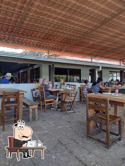Sente em uma das mesas no Garça Branca - Pesqueiro e Restaurante