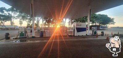 Sente em uma das mesas no Posto do Café Recreio
