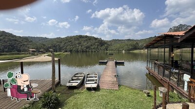 Sente em uma das mesas no Fazenda Kiri Pesqueiro e Resort