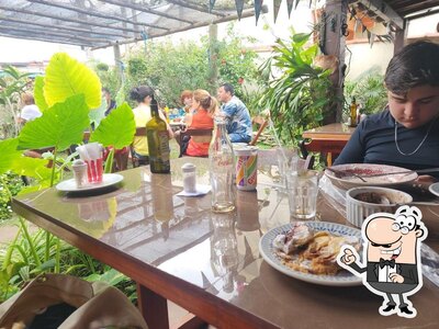 Sente em uma das mesas no Restaurante da Nini