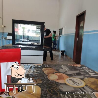 Sente em uma das mesas no Lanchonete Trevão do Gaúcho
