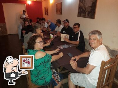Sente em uma das mesas no Pizzaria Cerrado Verde