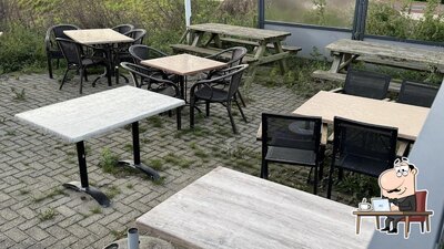 Installez-vous à l'une des tables de Snackbar