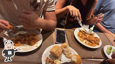 Sente em uma das mesas no Dom Spettus Steakhouse