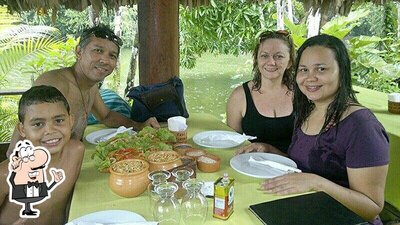 Sente em uma das mesas no Restaurante Rural Terra do Meio