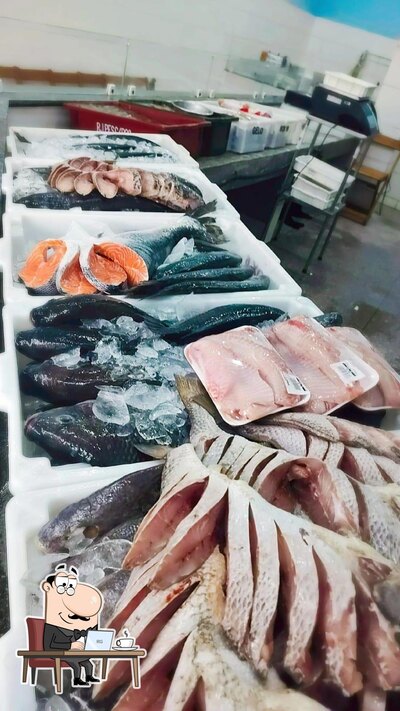 Sente em uma das mesas no Peixaria do Julinho