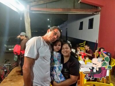 Sente em uma das mesas no Mc Lanche