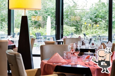 Dai un'occhiata agli interni di Roots Restaurant